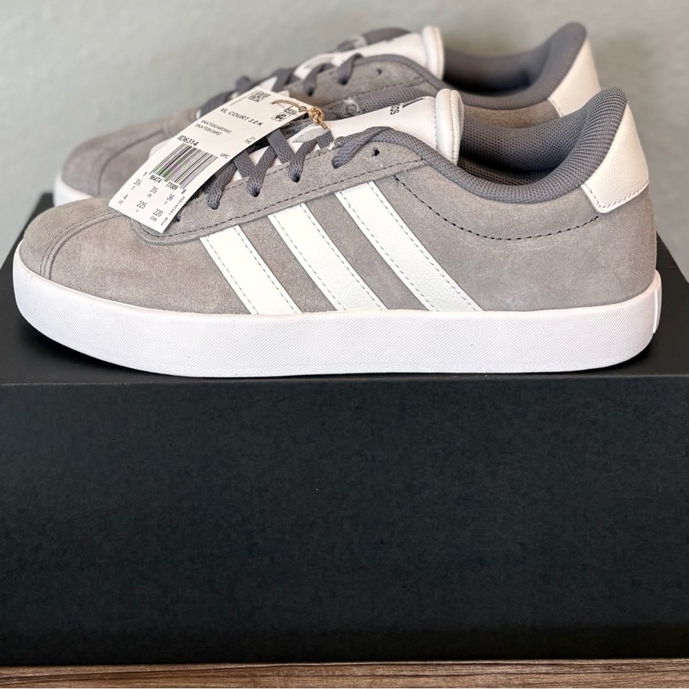 Adidas VL Court 3.0 K Sneakers, Unisex Big Kids Size 4, BNWT in box